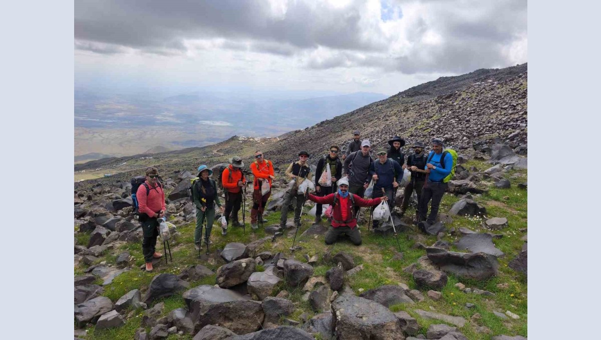 Ağrı Dağı zirvesinde çevre temizliği seferberliği