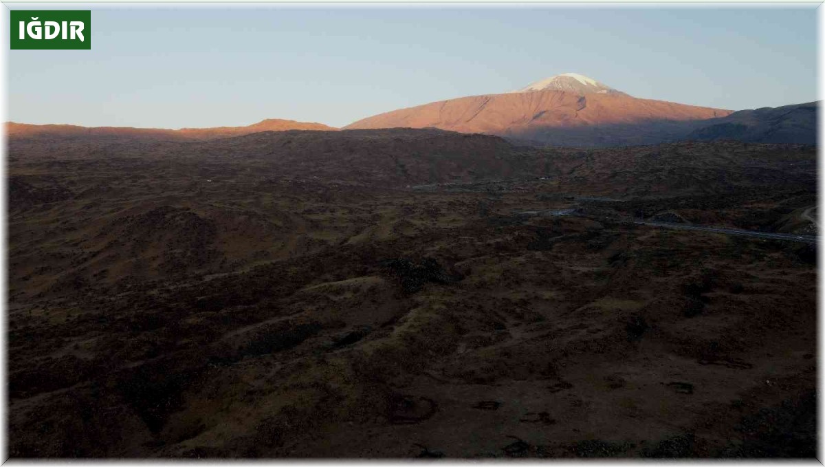 Ağrı Dağı zirvesinde kış, eteklerinde sonbahar yaşanıyor
