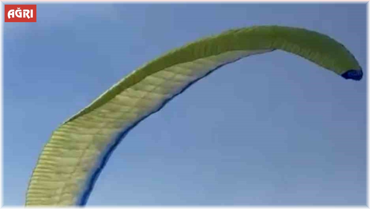 Ağrı Dağı zirvesinden yamaç paraşütü ile indi