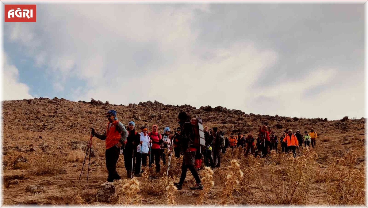 Ağrı Dağı zirvesine çıkmak isteyen kadın dağcılara fırtına engel oldu