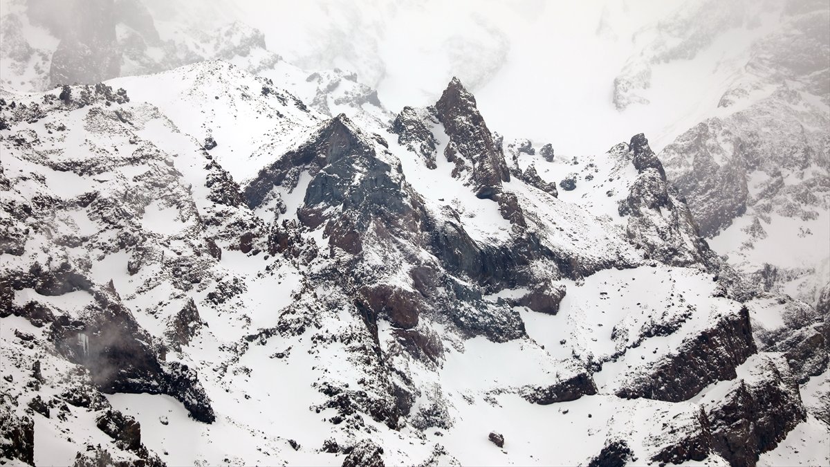 Ağrı Dağı’ndaki Cehennem Vadisi kar ve buzla kaplandı