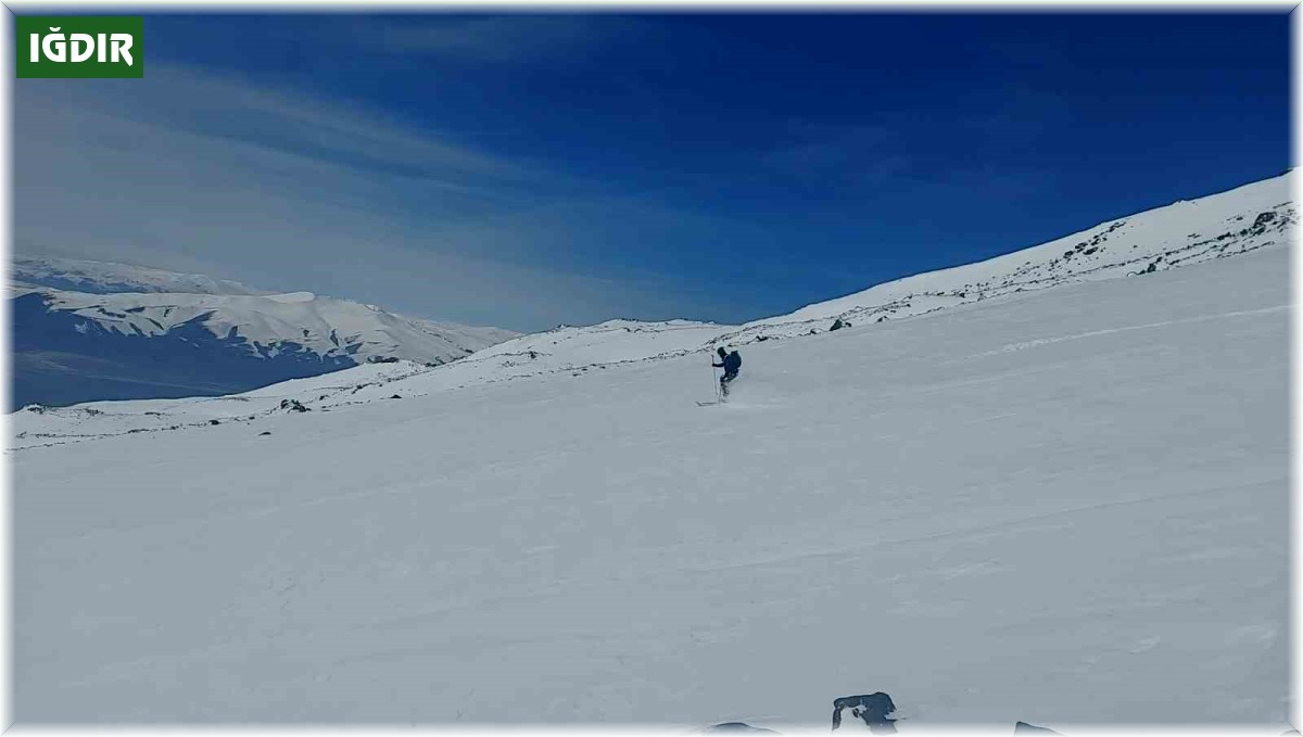 Ağrı Dağının zirvesine çıkan Alman dağcılar 4200 metrede kayak yaptılar