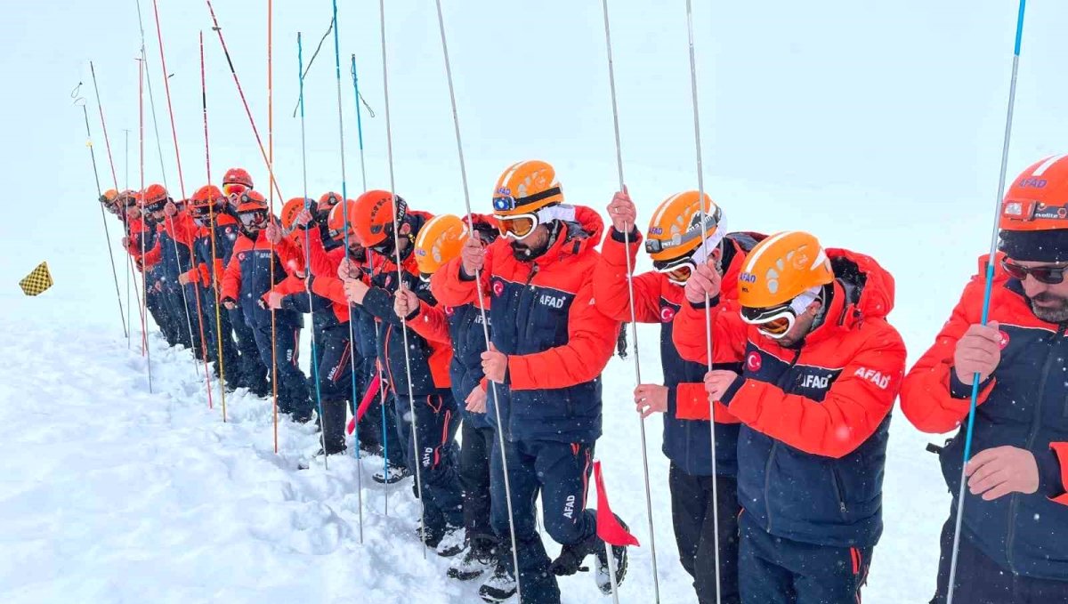 Ağrı Dahil 9 İlden AFAD Personeli Van'da Çığ Eğitimi Alıyor