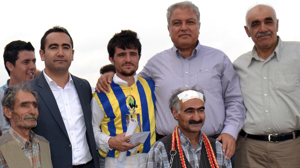 Ağrı'daki At Yarışlarında Kazananlar Belli Oldu: Valilik Kupası Namsalan'ın