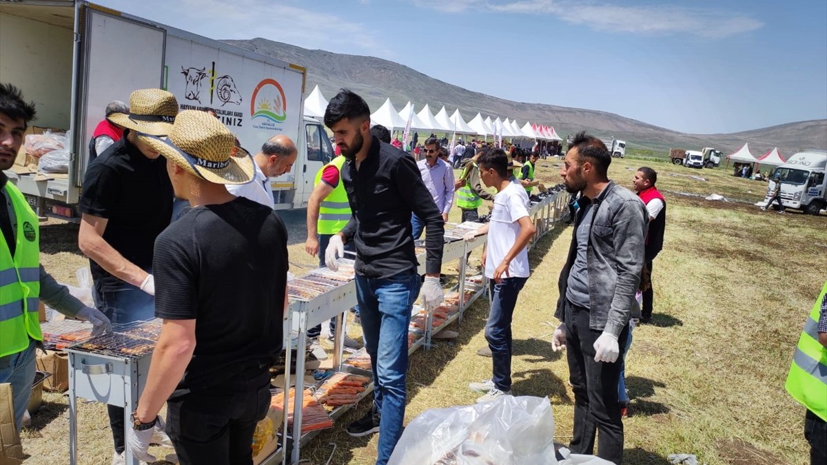 Ağrı'daki Balık Gölü Festivali'nde 2 bin kişiye balık ikram edildi