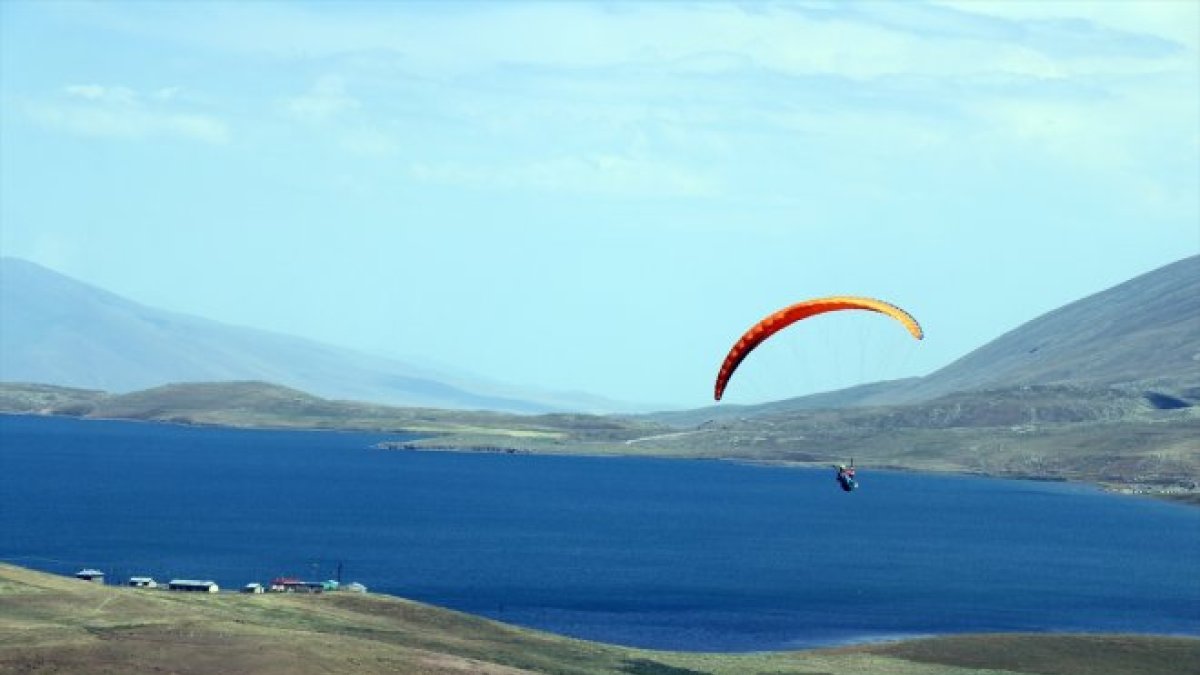 Ağrı'daki Balık Gölü ve çevresi yamaç paraşütü tutkunlarını ağırladı