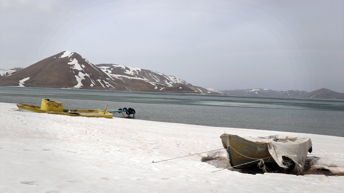 Ağrı'daki buzla kaplı doğa harikası Balık Gölü çözülmeye başladı