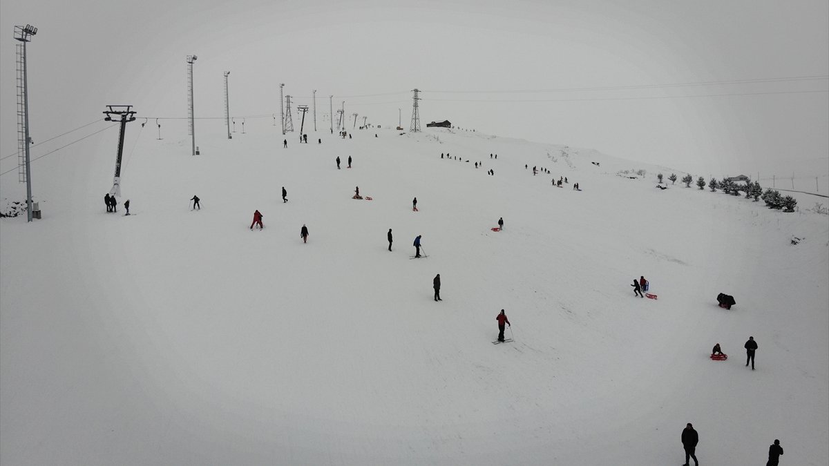 Ağrı'daki Küpkıran Kayak Merkezi'nde hafta sonu kayak keyfi yaşanıyor