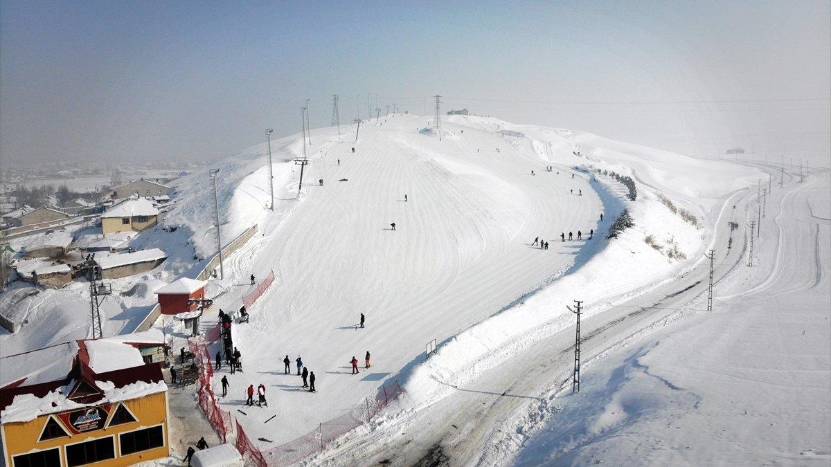 Ağrı'daki Küpkıran Kayak Merkezi yenilenen yüzüyle kayakseverleri ağırlıyor
