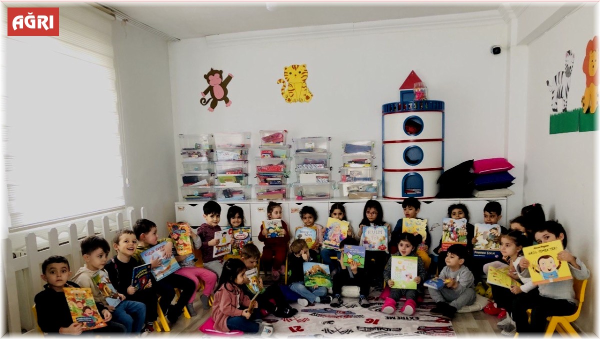 Ağrı'daki minik yürekler, depremzede çocuklar için kitap topladı