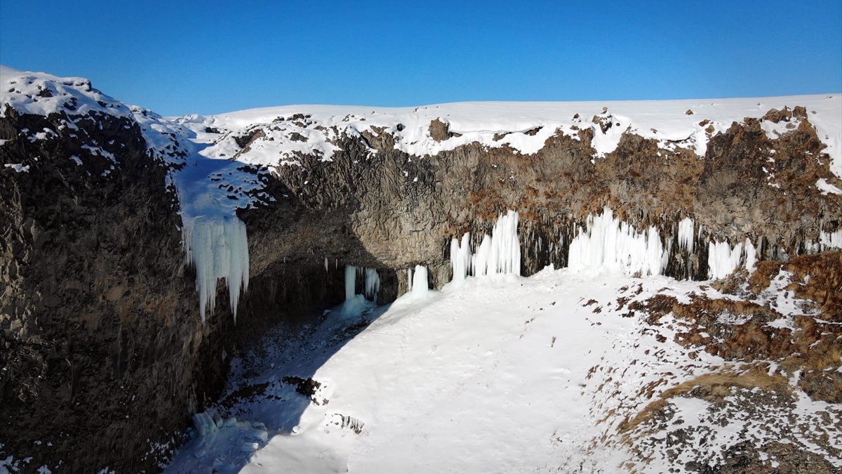 Ağrı'daki Murat Kanyonu'nda 10 metreyi bulan buz sarkıtları oluştu