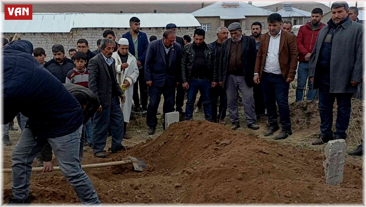 Ağrı'daki otobüs kazasında hayatını kaybeden Gürbüz Erciş'te toprağa verildi