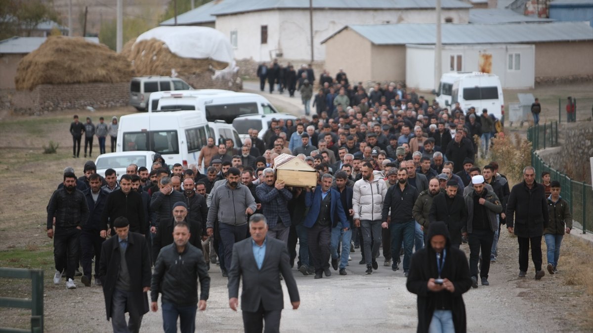 Ağrı'daki trafik kazasında ölen Önder Gürbüz ve Serhat Bayraktutan Van'da defnedildi