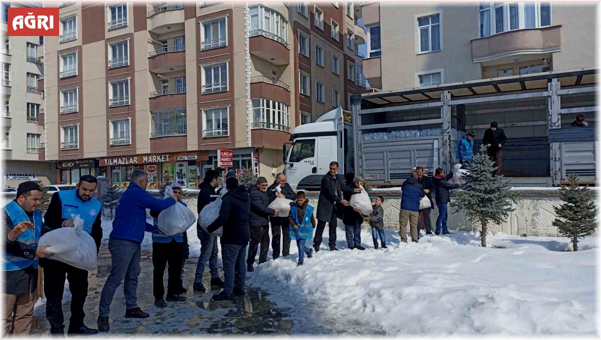 Ağrı'dan 11. yardım tırı afet bölgesine gönderildi