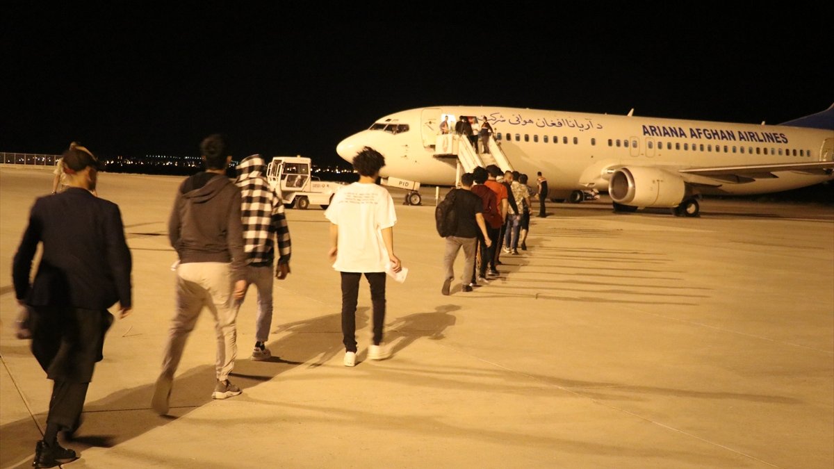 Ağrı'dan 273 Afganistan uyruklu düzensiz göçmen ülkelerine gönderildi
