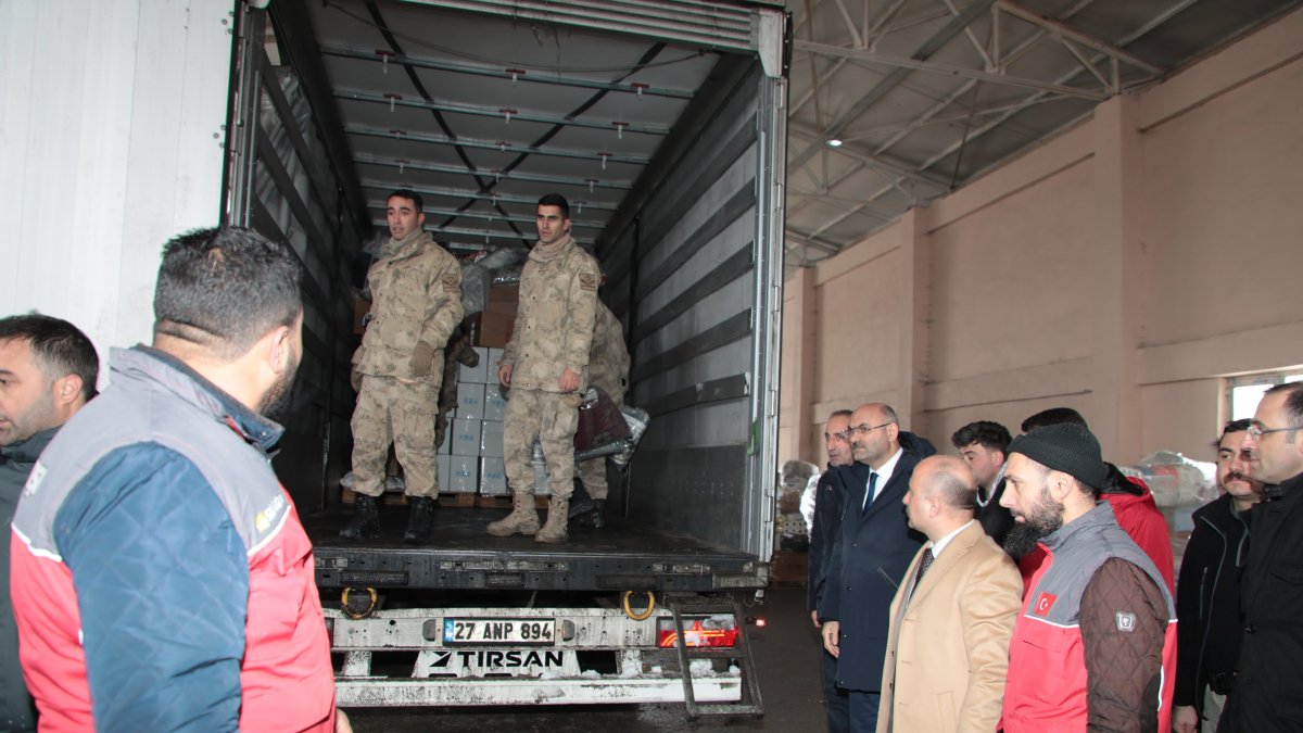 Ağrı'dan deprem bölgesine personel, araç ve yardım malzemesi gönderildi