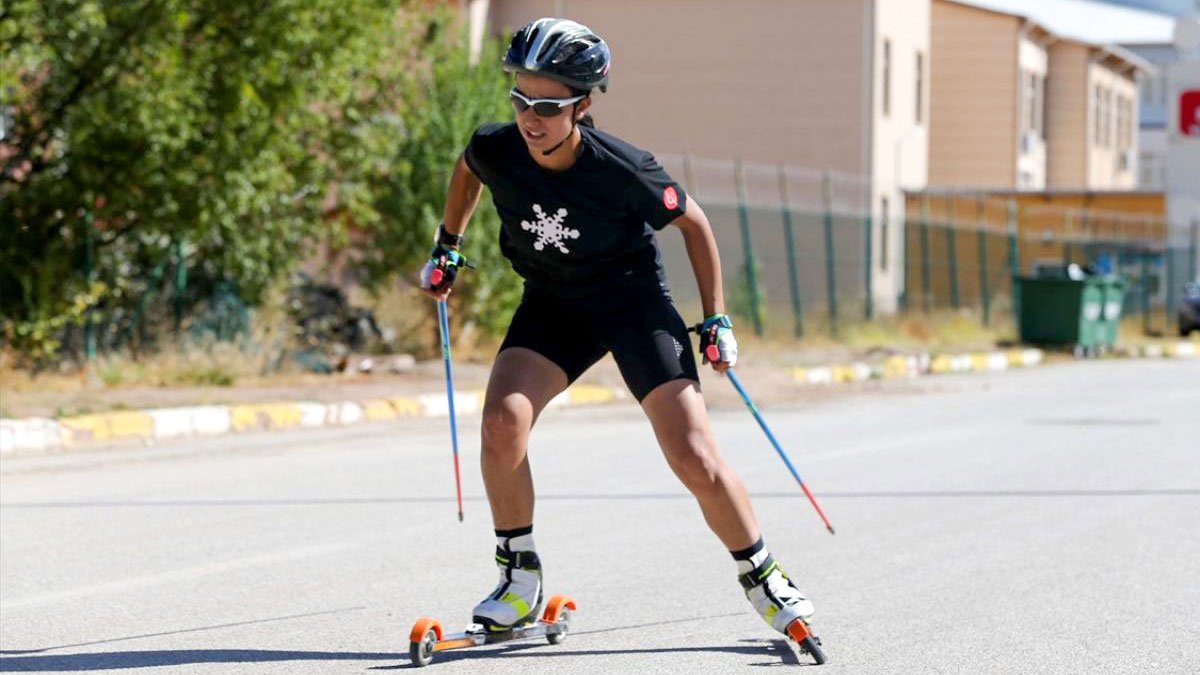 Ağrı'dan Seher Kaçmaz, Tekerlekli Kayak Türkiye Şampiyonasında Şampiyon Oldu