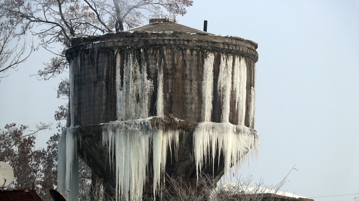 Ağrı'dasoğukta dışarı çıkanların kirpikleri kırağı tuttu