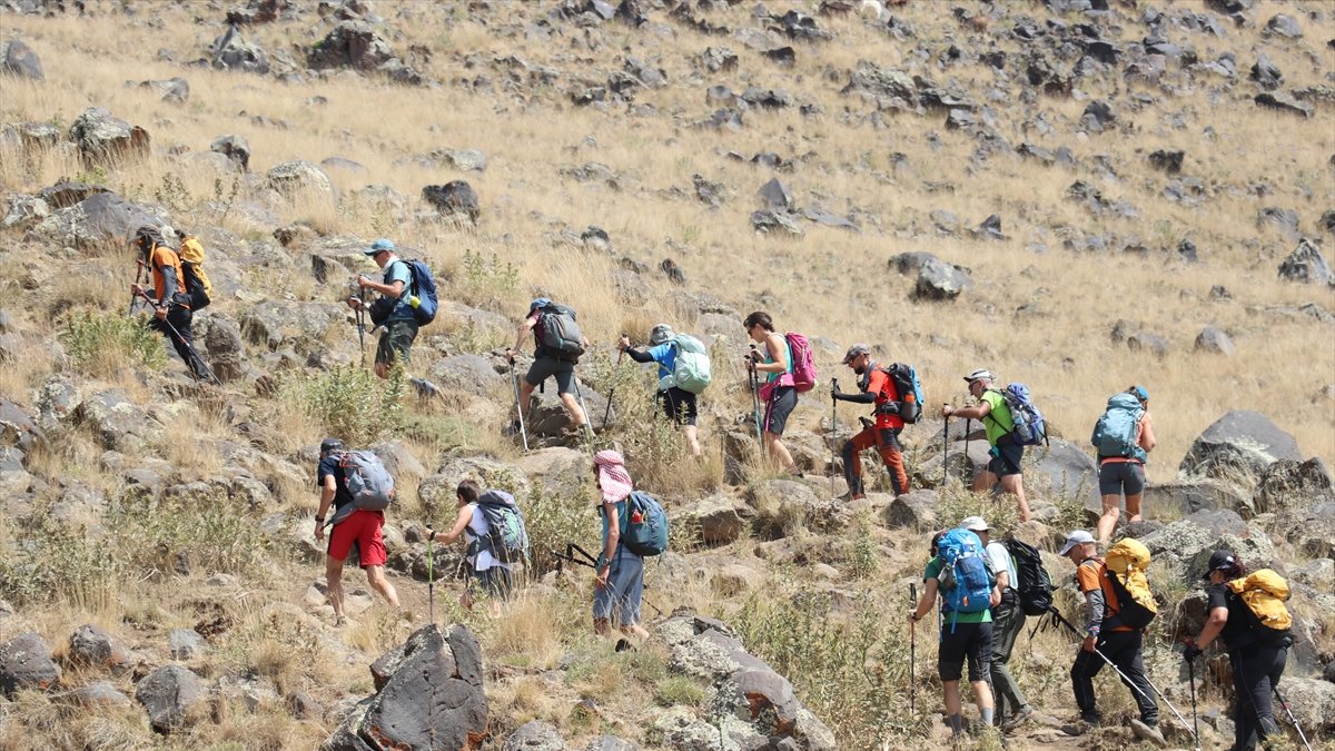 Ağrı Doğubayazıt'taki 5 bin 137 metrelik Ağrı Dağı dünyanın dört bir yanından dağcıları ağırlıyor
