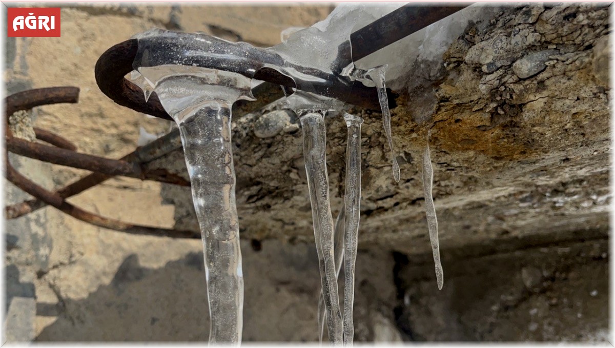 Ağrı dondu, camlar buz tuttu