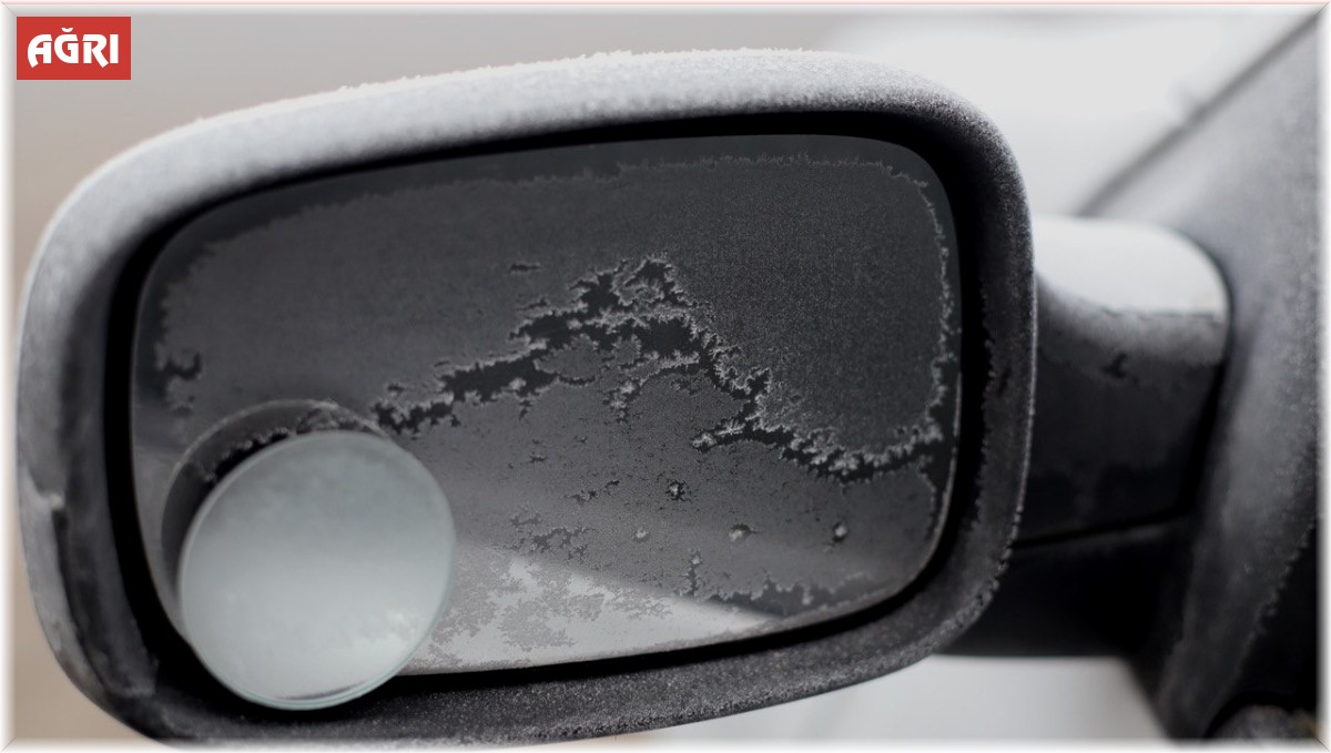 Ağrı dondu, her yer buz tuttu