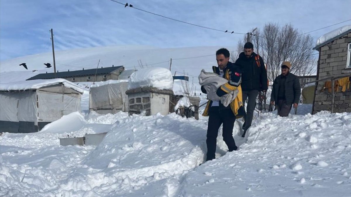 Ağrı Eleşkirt'te mezrada doğumu başlayan kadın bebeğini sağlıkçıların yardımıyla dünyaya getirdi