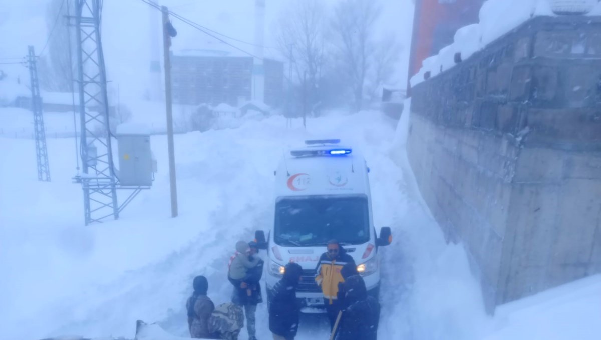 Ağrı Eleşkirt’te karla kapanan köylerde ekipler seferber oldu, 3 hasta hastaneye ulaştırıldı