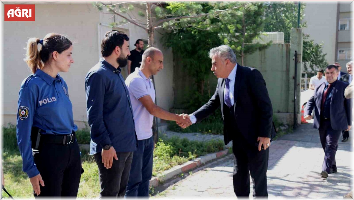 Ağrı Emniyet Müdürü Aydın'dan şehit ailesine ve görev başındaki polislere bayram ziyareti