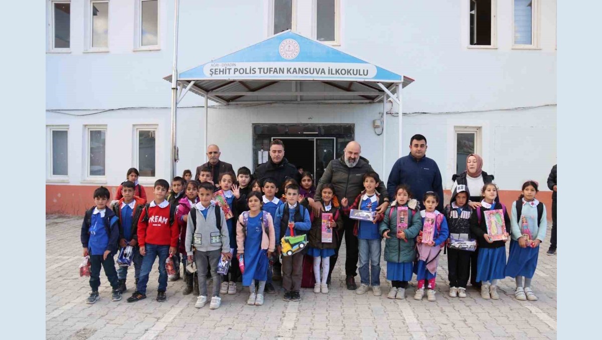 Ağrı Emniyet Müdürü Göksel Önder Diyadin'de Şehit Polis Tufan Kansuva İlkokulunu Ziyaret Etti
