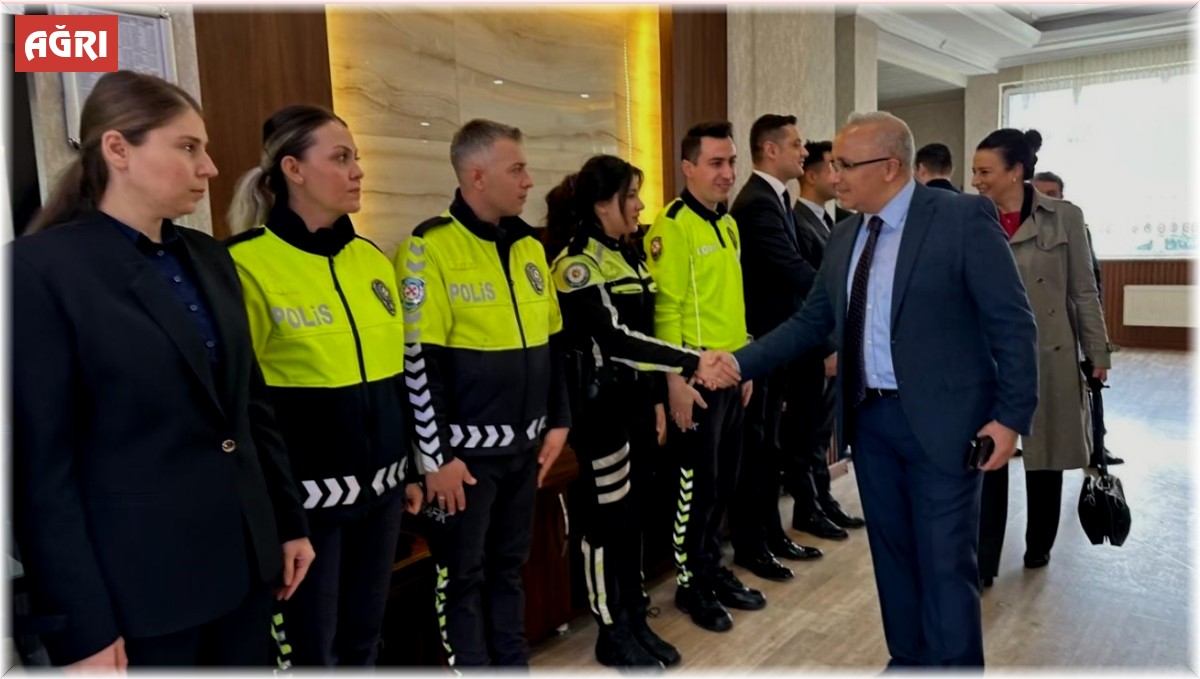 Ağrı Emniyet Müdürü İpar, polislerle bayramlaştı