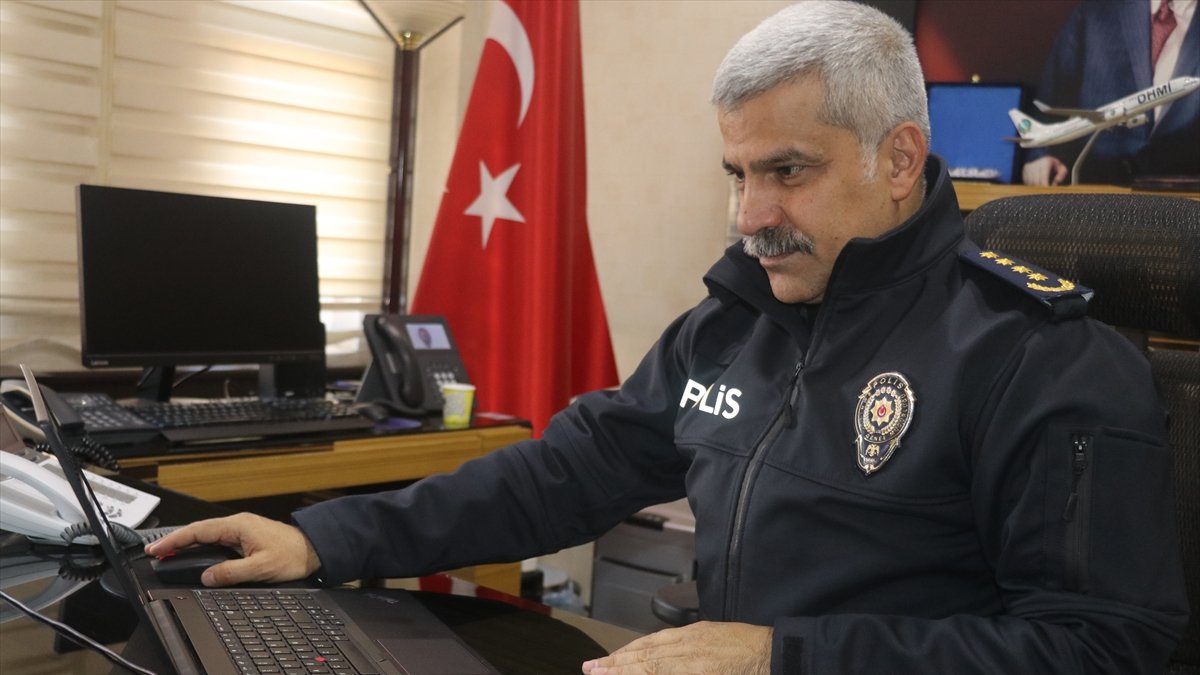 Ağrı Emniyet Müdürü Özen AA'nın fotoğraf oylamasına katıldı