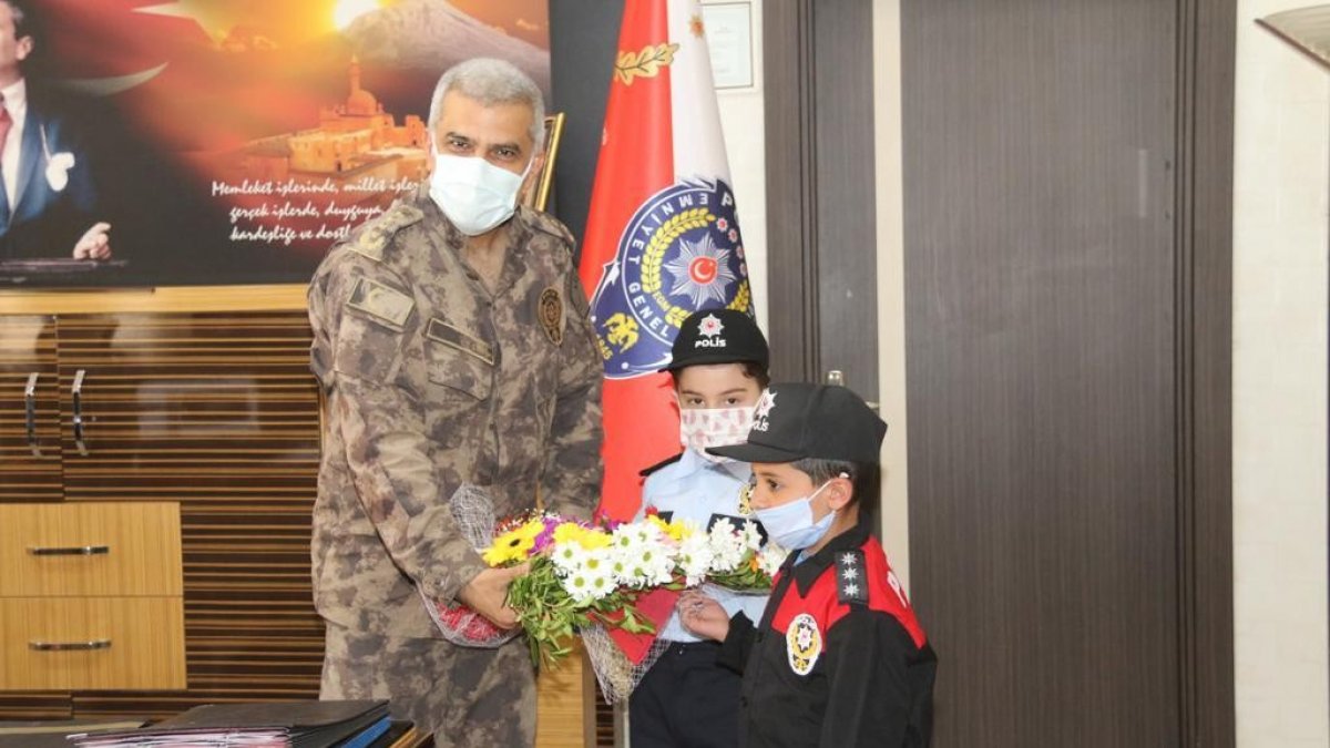 Ağrı Emniyet Müdürü Özen'den öğrencilere sürpriz