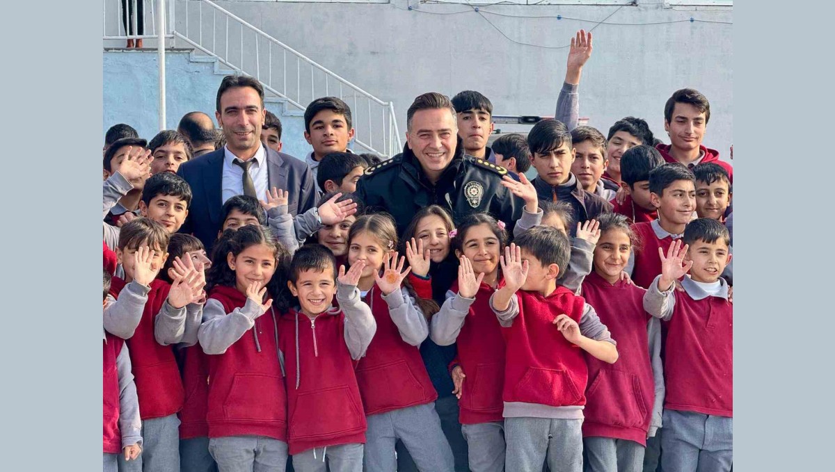 Ağrı Emniyetinden Ozanlar YBO'daki 215 Öğrenciye Kışlık Bot Desteği