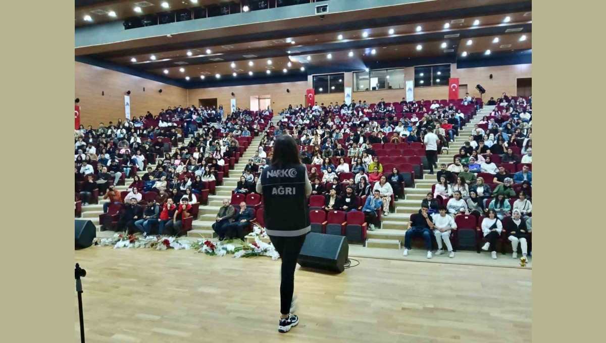 Ağrı Emniyetinden üniversite öğrencilerine güvenli yaşam ve bilinçli internet eğitimi