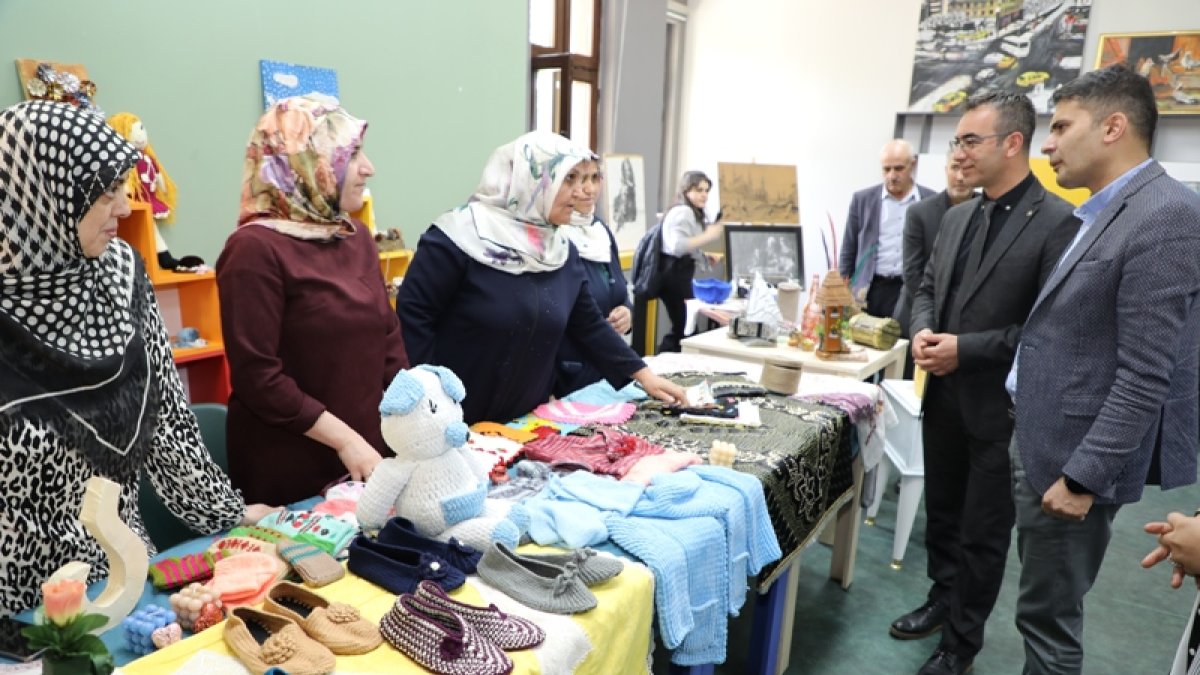 Ağrı Gençlik Merkezinde El Emeği Ürünler Sergilendi