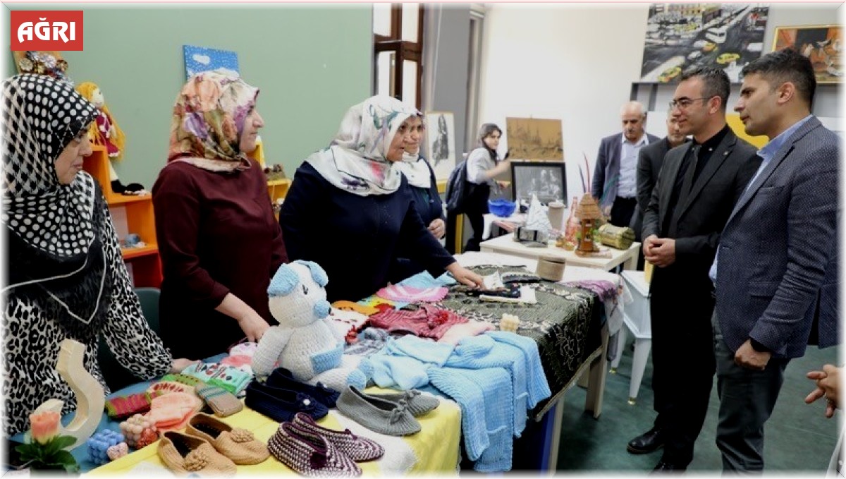 Ağrı Gençlik Merkezinde el emeği ürünler sergilendi