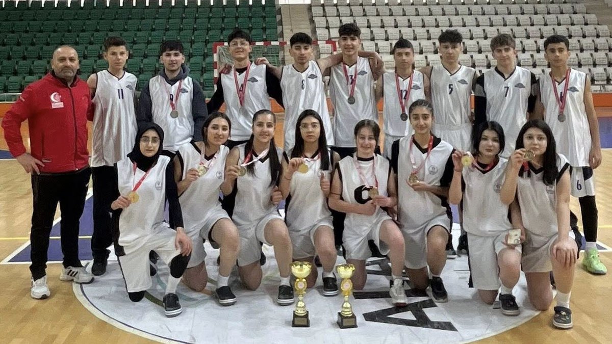 Ağrı Gençlik Spor Kulübü’nden çifte başarı: U16 basketbolda kızlar birinci, erkekler ikinci