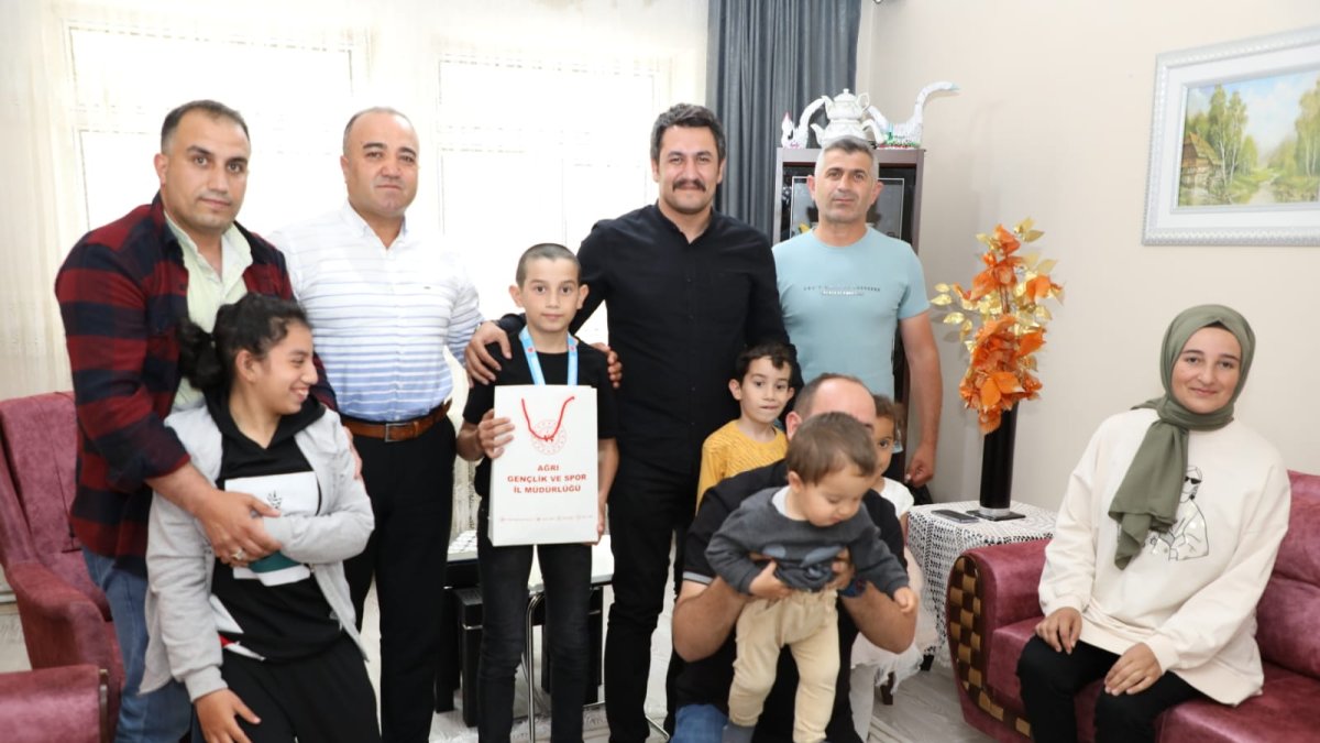 Ağrı Gençlik ve Spor İl Müdürü Çalgan, Şampiyon’u Evinde Ziyaret Etti