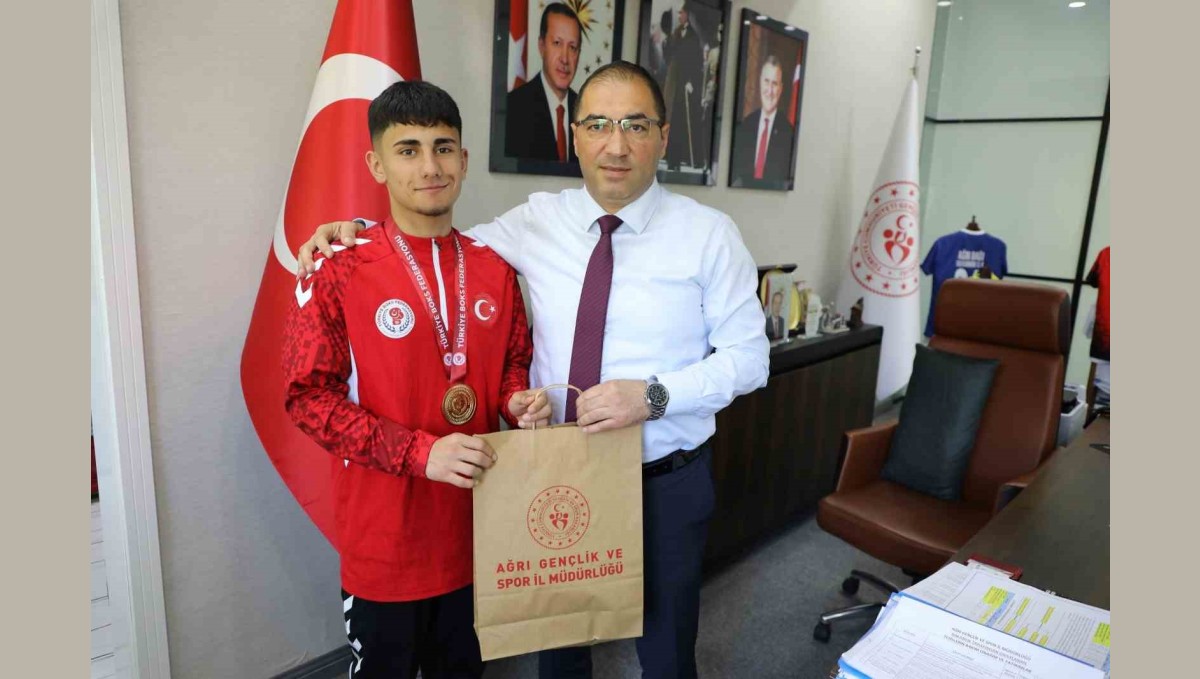 Ağrı Gençlik ve Spor İl Müdürü Çelebi, şampiyon sporcuyu tebrik etti