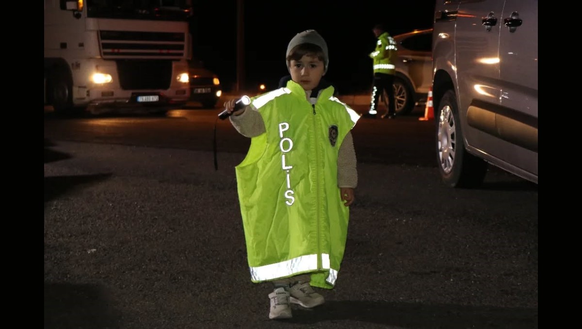 Ağrı Girişindeki Trafik Uygulamasında "Minik Polis" İlgi Odağı Oldu