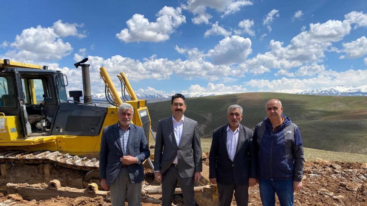 Ağrı Hamur'daki Köylerde Yol Çalışmaları Devam Ediyor