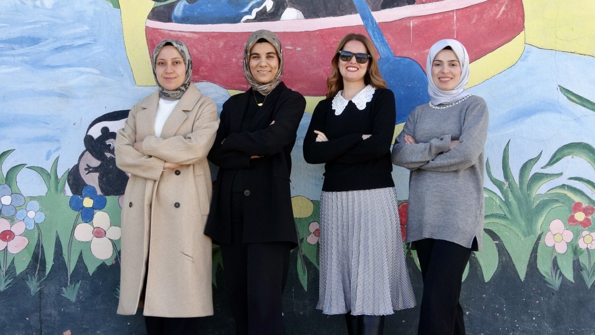 Ağrı Hamur'daki Yukarı Yenigün Yeşil İlkokulunda 4 Kadın Öğretmen Zorlu Şartlarda Eğitim Veriyor