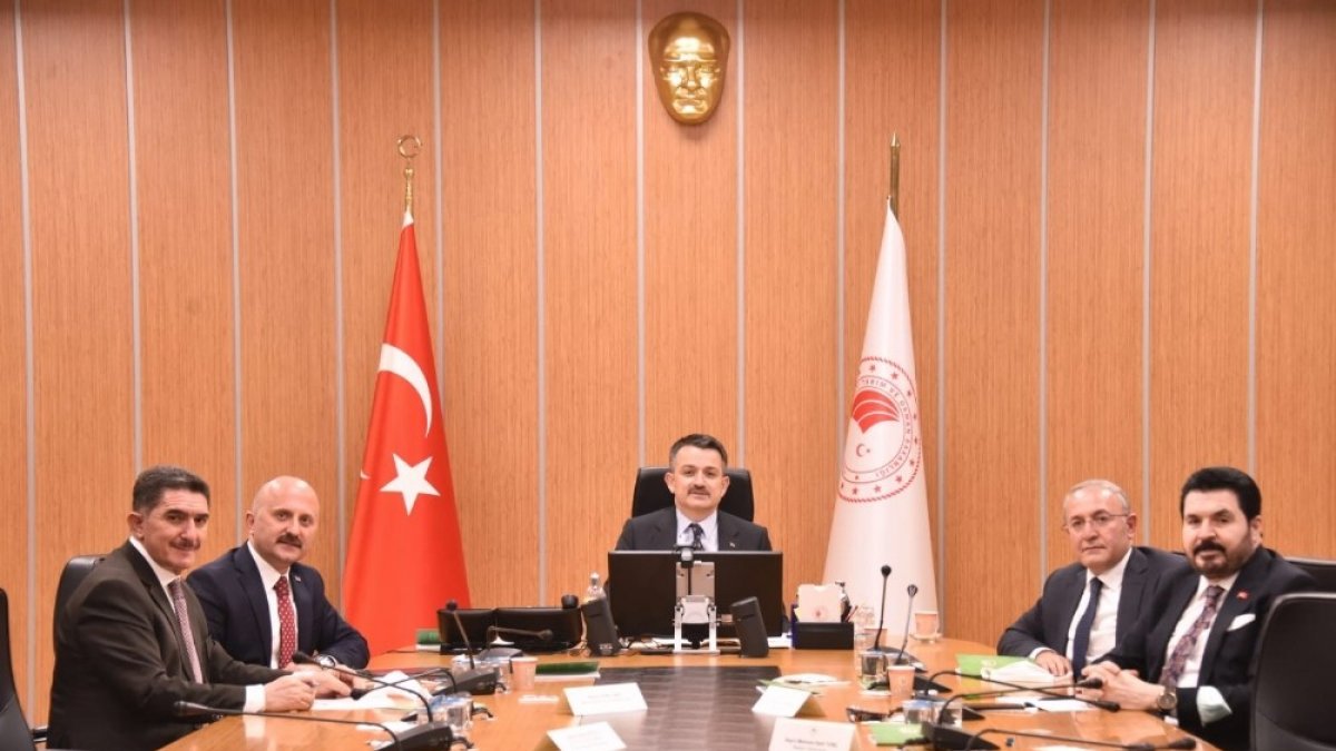 Ağrı heyeti Bakan Pakdemirli ile gece yarısı görüştü: masada dikkat çeken tarım projeleri vardı