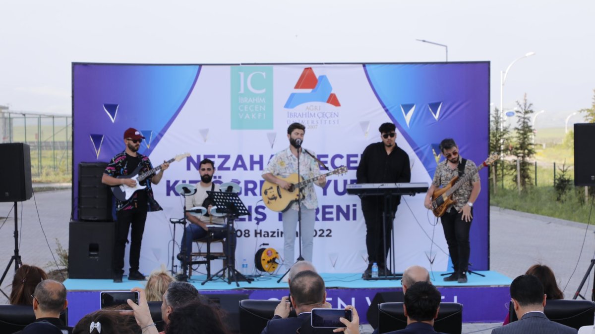 Ağrı İbrahim Çeçen Üniversitesi 2021-2022 akademik yılı mezuniyet töreni düzenlendi