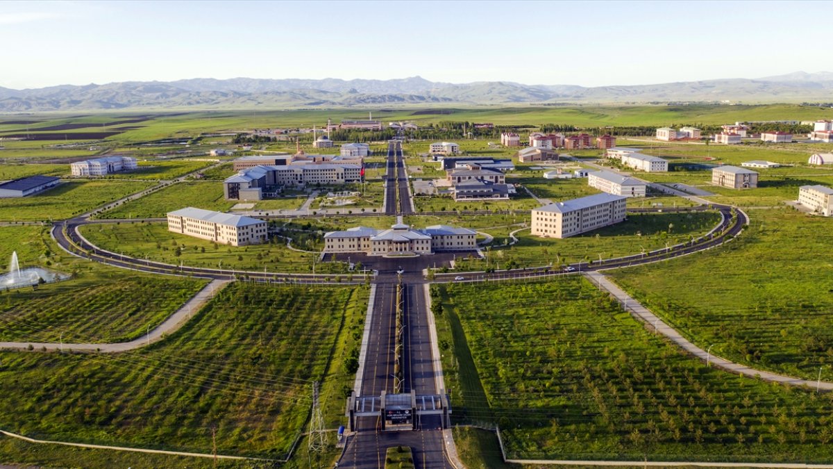 Ağrı İbrahim Çeçen Üniversitesi güneşten aldığı enerjiyle aydınlanıyor