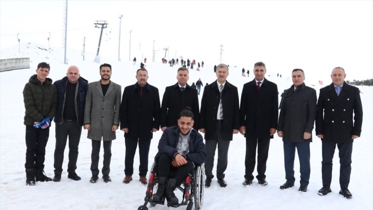 Ağrı İbrahim Çeçen Üniversitesi’nden anlamlı etkinlik: Madalyalı engelli yüzücüler kayak pistinde moral buldu