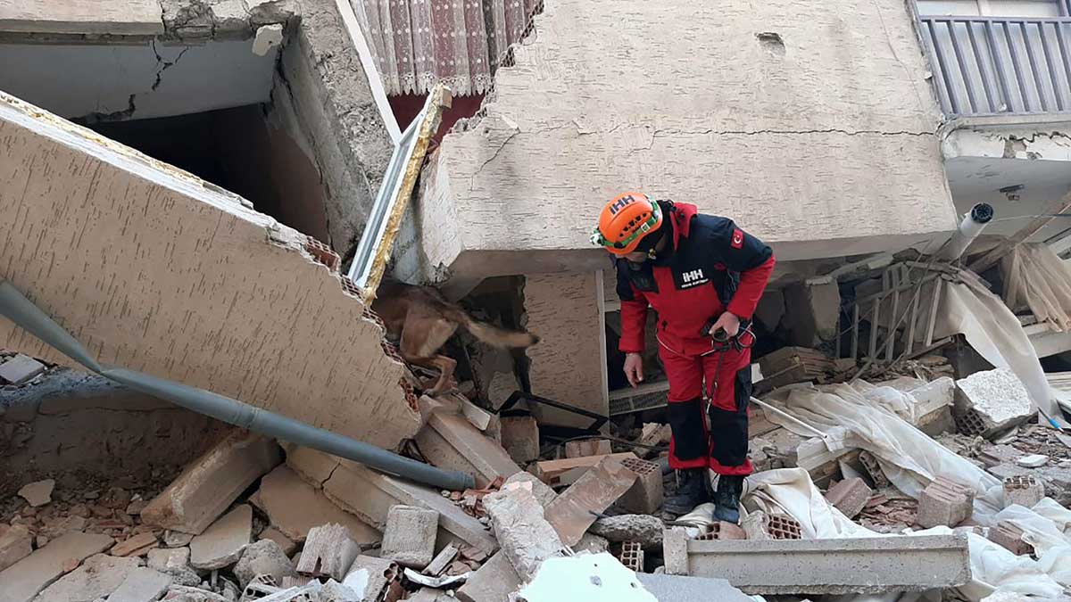 Ağrı İHH 9 Kişilik Ekiple Deprem Bölgesinde