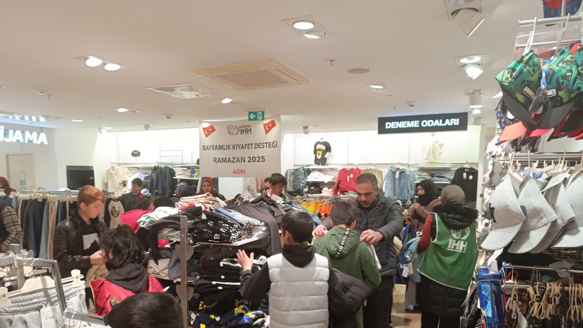 Ağrı İHH'den Yaklaşık 600 Çocuğa Bayramlık Kıyafet Desteği