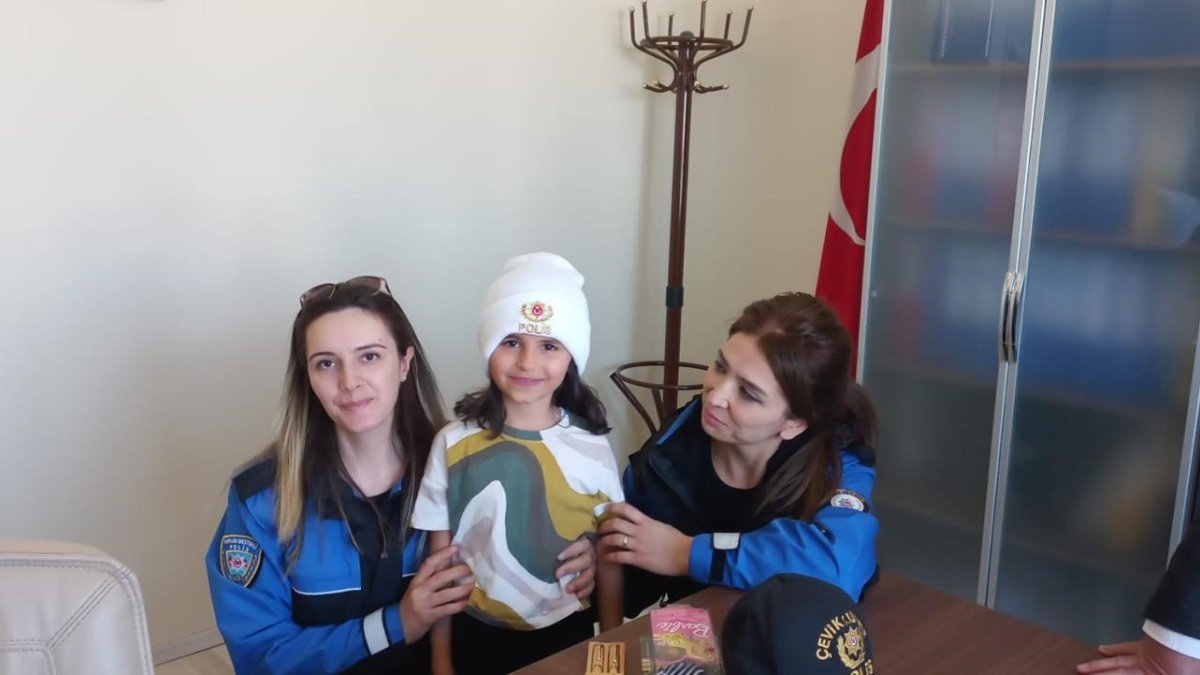 Ağrı İl Emniyet Müdürü Yılmaz İpar, Sevde Oğul'un mektubuna cevap yazdı ve hediye gönderdi