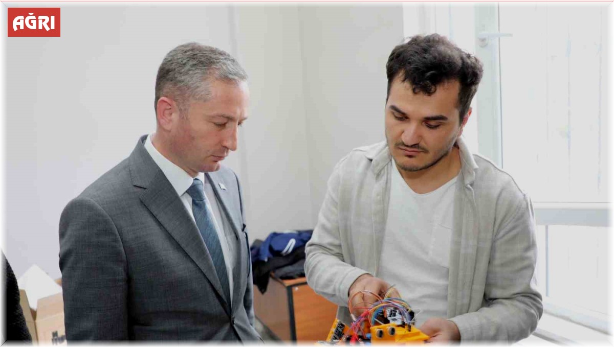 Ağrı İl Milli Eğitim Müdürü Kökrek, "Ağrı'nın Zirvesinde Teknoloji Yarışması"nın çalışmalarını inceledi